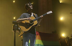 Eine Regenbogenflagge liegt während des Konzerts auf dem Piano. Eine Regenbogenflagge liegt während des Konzerts auf dem Piano.