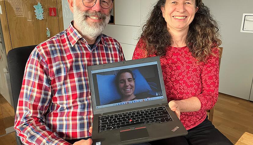 Volker und Monika Bunse beim Videotelefonat mit ihrer Tochter Lea.