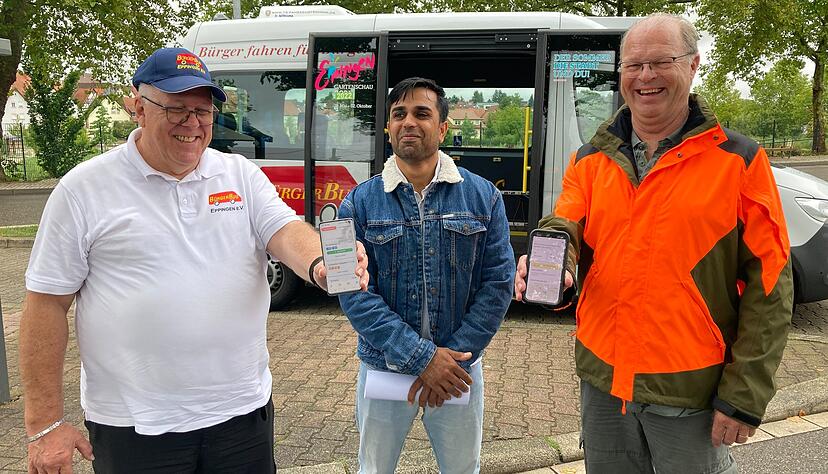 Eppingen: Gebhard Kluge (links) und Erik Ziebell pr&auml;sentieren die neue B&uuml;rgerbus-App &bdquo;bwrider&ldquo;. In der Mitte: Fahreranw&auml;rter Samiullah Eischanazey.
Foto: J&ouml;rg K&uuml;hl