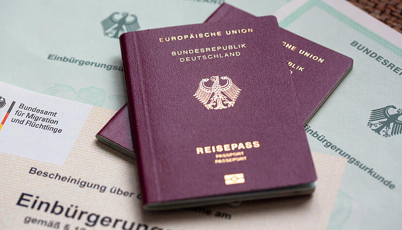 Immer wieder kommt es bei der Einbürgerung zu Fälschungsversuchen. In den meisten Fällen haben sich die Kriminellen gefälschte Sprachzertifikate gekauft.
Foto: dpa Immer wieder kommt es bei der Einbürgerung zu Fälschungsversuchen. In den meisten Fällen haben sich die Kriminellen gefälschte Sprachzertifikate gekauft.
Foto: dpa
