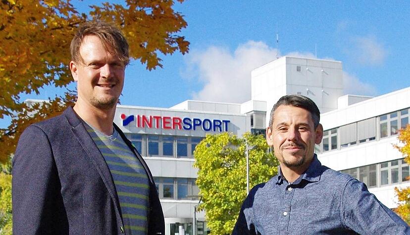 Thomas Grabert (li.) und Janos Kerekes vor der Intersport-Zentrale.
Foto: H. Fritze