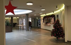 Nicht nur die Patienten-Zimmer sind weihnachtlich geschmückt, sondern auch die Stationen und Gänge der SLK-Kliniken.
