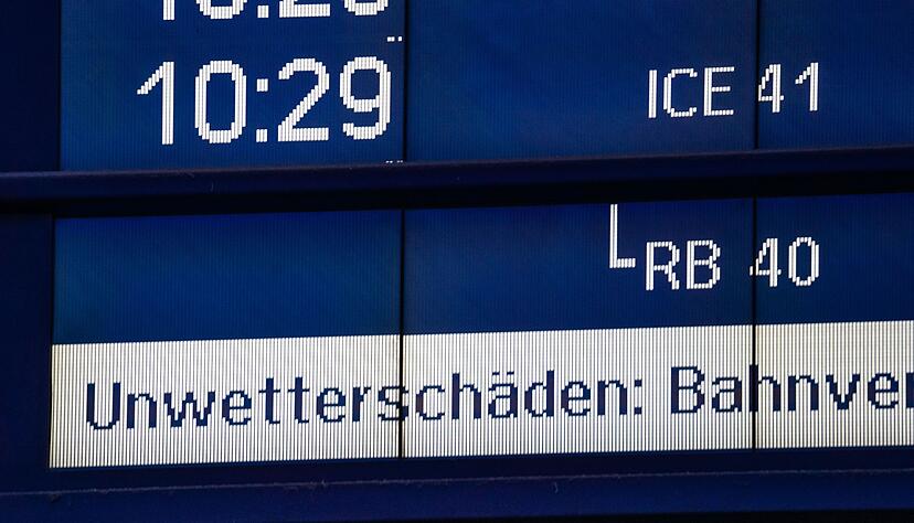 Bahnreisende müssen wegen des Unwetters weiter mit Zugausfällen und Verspätungen rechnen.