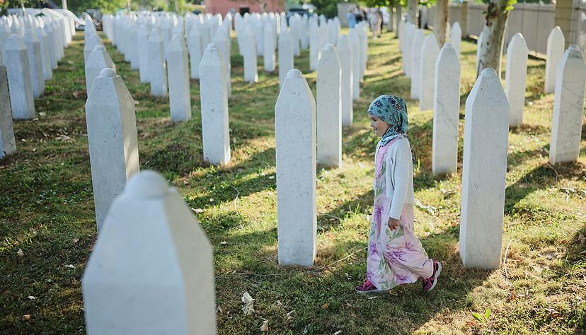 Mehr als 8.000 bosnische Muslime wurden im Raum Srebrenica von bosnisch-serbischen Truppen get&ouml;tet.