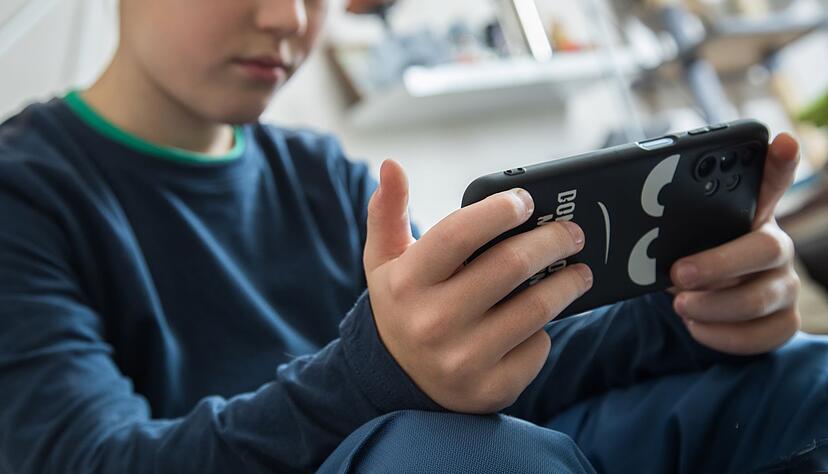 Bei Kindern zwischen 10 und 12 Jahren setzen Eltern bei Social Media vor allem auf Mitnutzung. Bei Kindern zwischen 10 und 12 Jahren setzen Eltern bei Social Media vor allem auf Mitnutzung.