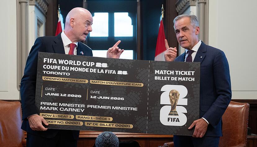 Ticket in &Uuml;bergr&ouml;&szlig;e: Kanadas Premierminister Carney mit FIFA-Boss Infantino.