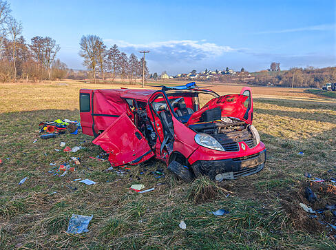 Bei einem Unfall ist ein Fahrzeug ins Schleudern geraten und hat ein entgegenkommendes Fahrzeug gerammt.