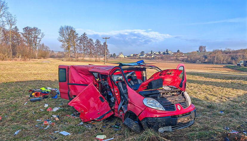 Bei einem Unfall ist ein Fahrzeug ins Schleudern geraten und hat ein entgegenkommendes Fahrzeug gerammt.