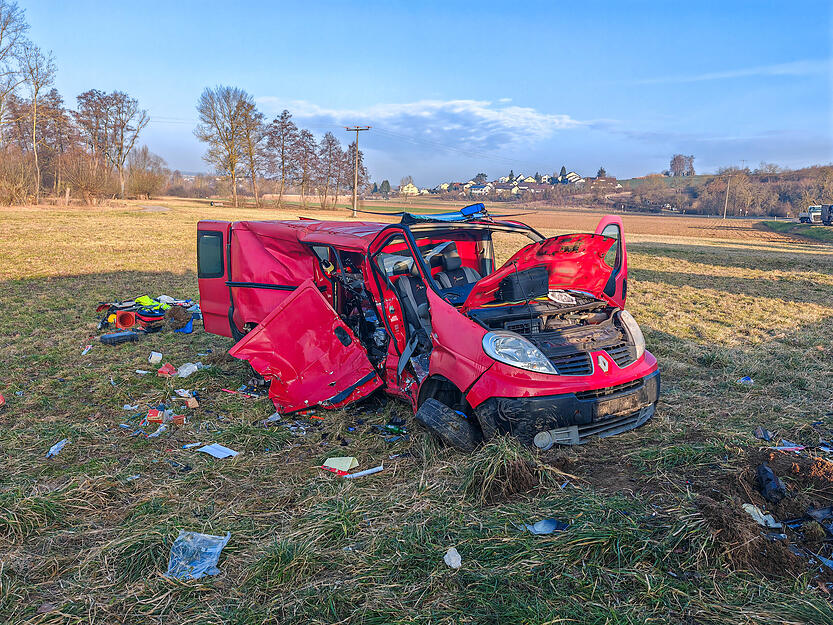 Bei einem Unfall ist ein Fahrzeug ins Schleudern geraten und hat ein entgegenkommendes Fahrzeug gerammt.