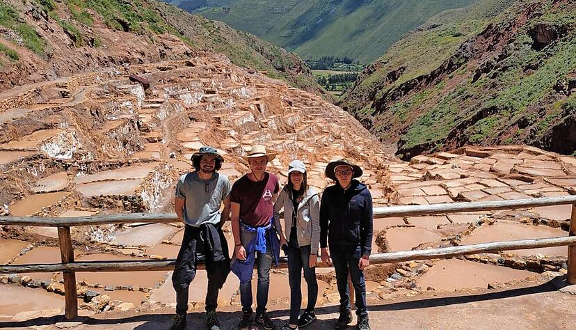 Alexander Moritz, Lukas Lohm&uuml;ller, Selina Fix und Marius Muth kennen sich schon seit der f&uuml;nften Klasse. Ihre Reise kam wegen Corona ganz anders als gedacht.  Hier stehen sie vor den Salzterassen von Maras. 
Foto: privat