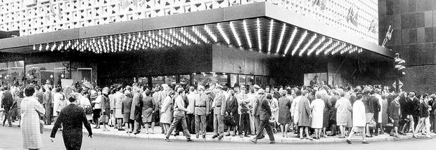 Knapp ein Jahr später: Großer Andrang bei der Eröffnung des Kaufhauses im Oktober 1969.