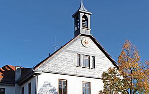 Das alte Schulhaus in L&ouml;wenstein-Reisach wird nicht zu einem Kindergarten mit zwei Gruppen umgebaut.
Fotos: Gustav D&ouml;ttling