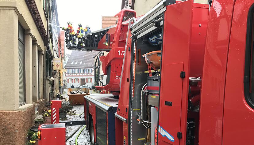Auch am Mittwochmorgen sind die Einsatzkräfte in Neudenau noch mit Nachlöscharbeiten beschäftigt.