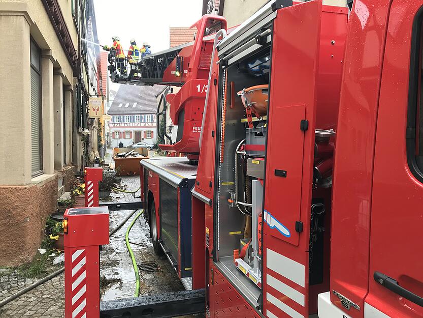 Auch am Mittwochmorgen sind die Einsatzkräfte in Neudenau noch mit Nachlöscharbeiten beschäftigt.