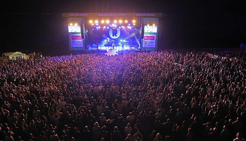 Mit knapp über 6000 Festivalbesuchern rechnete der Veranstalter am ersten Tag. Das Publikum bot ein Querschnitt durch die Generationen. Foto: Ralf Seidel Mit knapp über 6000 Festivalbesuchern rechnete der Veranstalter am ersten Tag. Das Publikum bot ein Querschnitt durch die Generationen. Foto: Ralf Seidel
