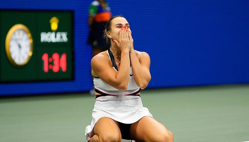 Aryna Sabalenka sackte nach dem Erfolg überglücklich auf den Boden.