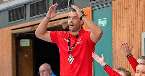 Michael Walter kann es selbst kaum glauben: Der Trainer in Diensten der SG Schozach-Bottwartal konnte in der Vorbereitung auf das Spiel gegen den HC Erlangen auf alle Spielerinnen zurückgreifen. Michael Walter kann es selbst kaum glauben: Der Trainer in Diensten der SG Schozach-Bottwartal konnte in der Vorbereitung auf das Spiel gegen den HC Erlangen auf alle Spielerinnen zurückgreifen.