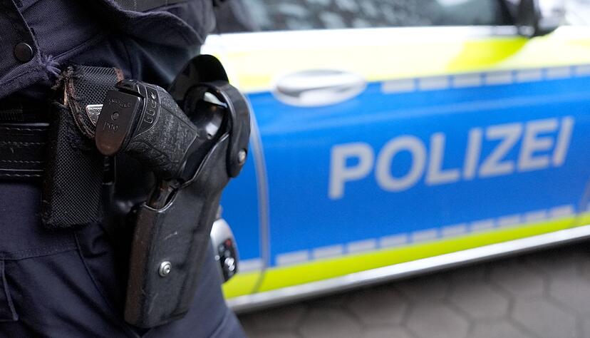 Durch die schnelle Hilfe von Polizei und Passanten konnte die Frau vor dem Ertrinken gerettet werden. (Symbolbild)