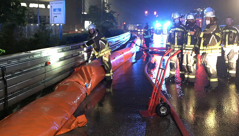 Hochwasser in Neckarsulm - Feuerwehr und technisches Hilfswerk schützen Audi-Werk vor weiterem HochwasserBaden-Württemberg, Neckarsulm, Deutschland  Fotograf: 7aktuell