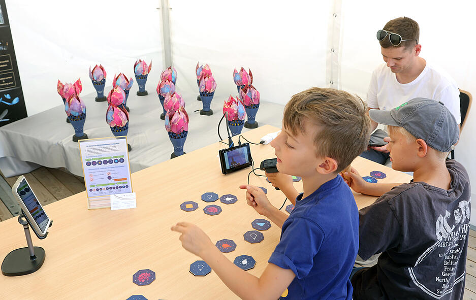 KI-Festival Heilbronn: Max und Finn programmieren intelligente Blüten mittels KI