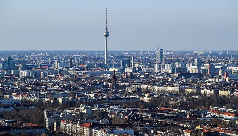 Blick vom Berliner Estrel Tower, der 2026 eröffnet werden soll. (Archivbild) Blick vom Berliner Estrel Tower, der 2026 eröffnet werden soll. (Archivbild)
