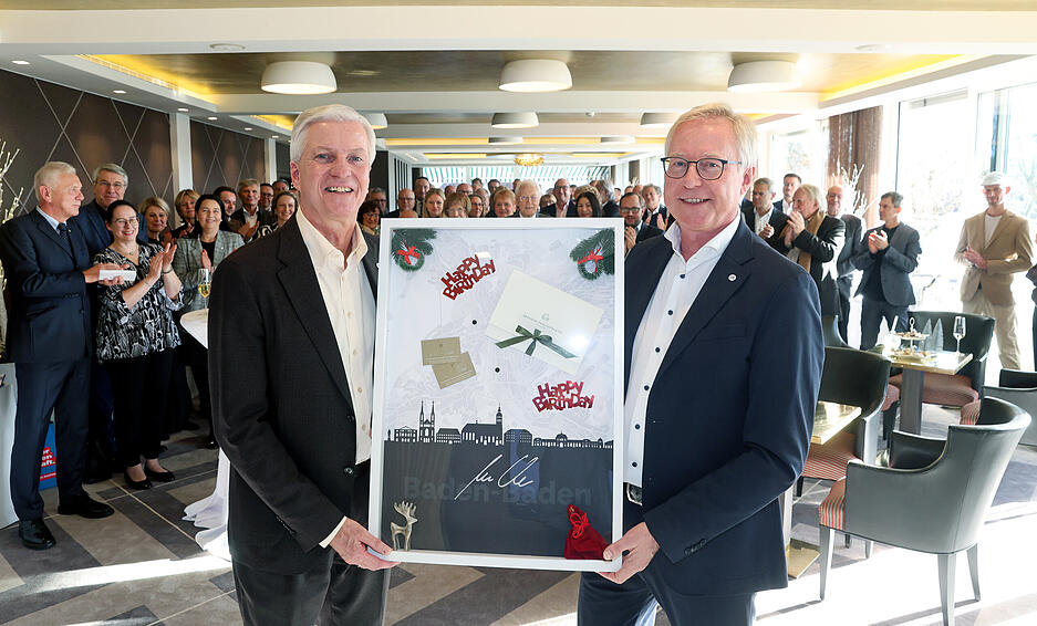 Chefredakteur Uwe Ralf Heer mit Stimme-Verleger Tilmann Distelbarth (rechts) auf dem Dachgarten des Insel-Hotels. Chefredakteur Uwe Ralf Heer mit Stimme-Verleger Tilmann Distelbarth (rechts) auf dem Dachgarten des Insel-Hotels.