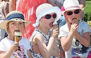 Von rechts: Charlotte, Sophie und Carolina kühlen sich mit einem Eis ab. Von rechts: Charlotte, Sophie und Carolina kühlen sich mit einem Eis ab.