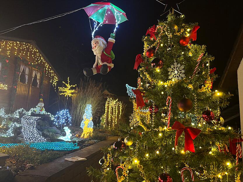 Ulrike Bauer meint: "Ich gucke gerne Weihnachtsfilme und da kriege ich manchmal Ideen her." Eine davon liegt auf dem Weihnachtsbaum. Die Popcorn-Kette erweckt den Eindruck von Schnee. "Essen sollte man die aber nicht mehr," lacht sie.