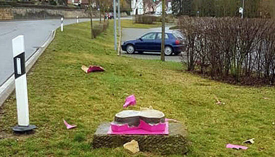 Am Beilsteiner Busbahnhof wurde ein Buga-Zwerg gesprengt. Foto: Privat Am Beilsteiner Busbahnhof wurde ein Buga-Zwerg gesprengt. Foto: Privat