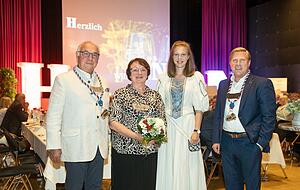 Als Weindorf-Herbstritter und Edelfrau ausgezeichnet: Hans-Hermann Nothwang (li.) und Monika Drautz (2. v. li.).