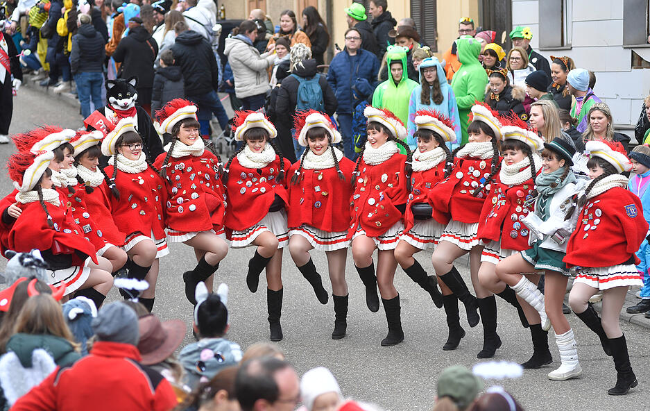 Der Faschingsumzug zieht zahlreiche Zuschauer aus der ganzen Region an.