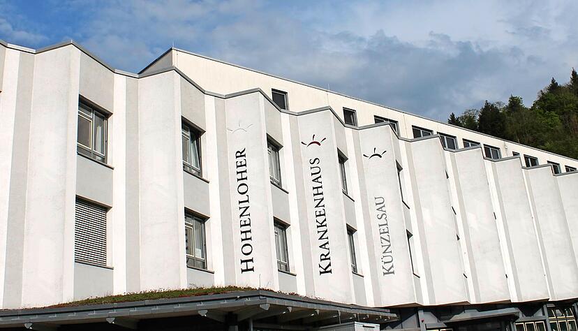 Die einstige Klinik in Künzelsau bietet 124 Plätze für Ukrainer, doch nur 63 sind derzeit belegt. Wenn die Zuweisungszahlen so niedrig bleiben, wird die Notunterkunft gegen Jahresende geschlossen.
Foto: Reichert Die einstige Klinik in Künzelsau bietet 124 Plätze für Ukrainer, doch nur 63 sind derzeit belegt. Wenn die Zuweisungszahlen so niedrig bleiben, wird die Notunterkunft gegen Jahresende geschlossen.
Foto: Reichert
