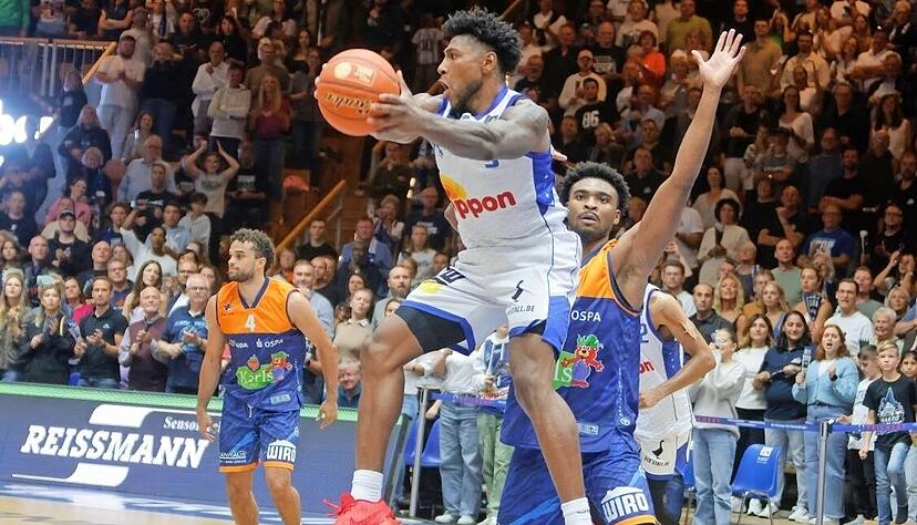 Der defensivstarke Forward Anthony Gaines (vorne) bleibt ligaunabhängig ein weiteres Jahr bei den Merlins.