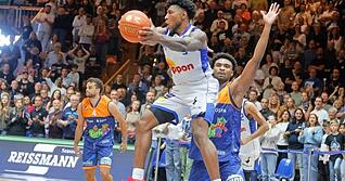 Der defensivstarke Forward Anthony Gaines (vorne) bleibt ligaunabhängig ein weiteres Jahr bei den Merlins. Der defensivstarke Forward Anthony Gaines (vorne) bleibt ligaunabhängig ein weiteres Jahr bei den Merlins.