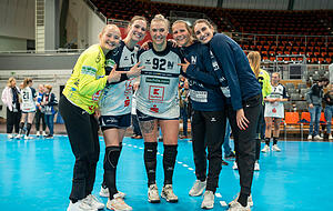 Die Vernunft für den Körper bezwang am Ende die Lust am Sport: Stefanie Kaiser (Mitte) beendete ihre Karriere schweren Herzens. Ihre Mitspielerinnen (von links) Johanna Fossum, Annefleur Bruggeman, Munia Smits und Lena Ivancok freuten sich mit Kaiser über eine intensive Karriere. Die Vernunft für den Körper bezwang am Ende die Lust am Sport: Stefanie Kaiser (Mitte) beendete ihre Karriere schweren Herzens. Ihre Mitspielerinnen (von links) Johanna Fossum, Annefleur Bruggeman, Munia Smits und Lena Ivancok freuten sich mit Kaiser über eine intensive Karriere.