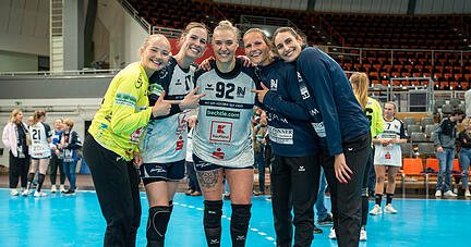 Die Vernunft für den Körper bezwang am Ende die Lust am Sport: Stefanie Kaiser (Mitte) beendete ihre Karriere schweren Herzens. Ihre Mitspielerinnen (von links) Johanna Fossum, Annefleur Bruggeman, Munia Smits und Lena Ivancok freuten sich mit Kaiser über eine intensive Karriere.