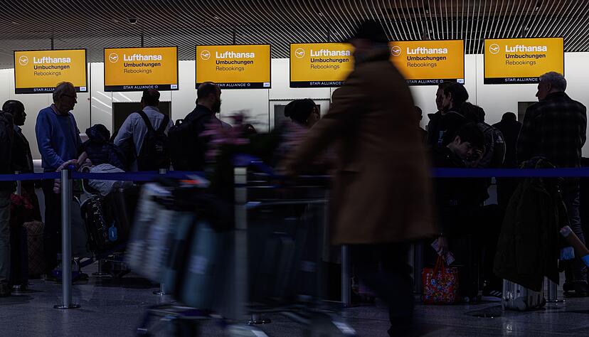 An den Umbuchungsschaltern bilden sich lange Schlangen. An den Umbuchungsschaltern bilden sich lange Schlangen.