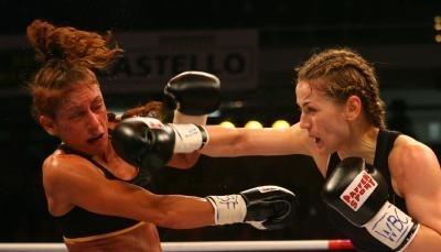 Ina Menzer (r) trifft ihre Gegnerin Stace Reille hart im Gesicht.