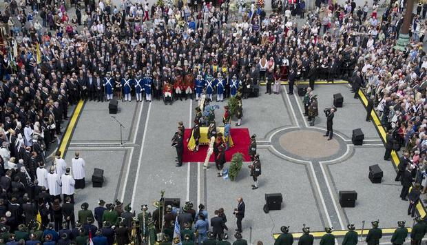Der Sarg von Otto von Habsburg am 11. Juli nach dem Pontifikalrequiem in der Theatinerkirche auf dem M&uuml;nchener Odeonsplatz.