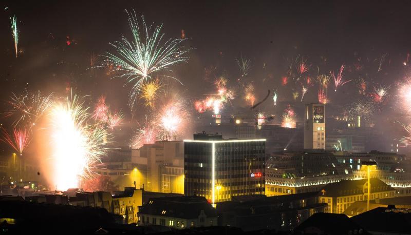 Feuerwerk wird in den nächtlichen Himmel über Stuttgart abgefeuert.