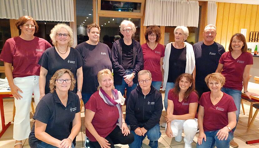 Die bei der Mitgliederversammlung am 18. September neu gewählten Teamer mit den beiden Vorständen und Dirigent Gottfried Stecker. Von hinten links: Kerstin Nising, Renate Nonnenmacher, Nicole Genz, Gottfried Stecker, Gabi Sexton, Gerlinde Buck, Günter Vogel, Martina Erhard. 
Vorne von links: Gaby Dengler, Elli Vogel, Heidi Wenzel, Daniela Edelmann, Regina Bayha.
