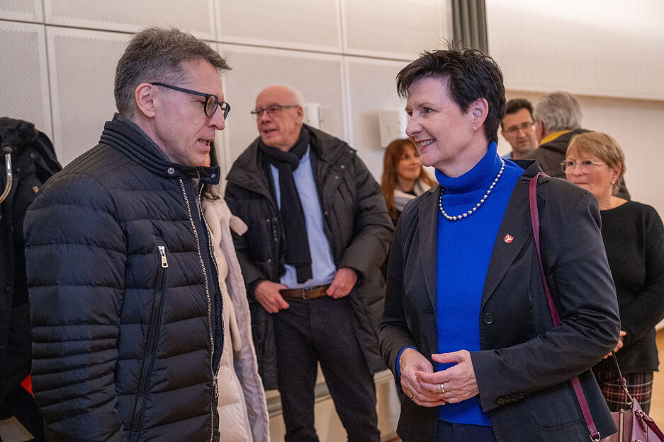 Massenbachhausen hat einen neuen Bürgermeister: Das Rennen macht der 30-jährige Steffen Braun. Er konnte sich klar gegen seine Mitbewerberin Jessica Krimmel durchsetzen. Massenbachhausen hat einen neuen Bürgermeister: Das Rennen macht der 30-jährige Steffen Braun. Er konnte sich klar gegen seine Mitbewerberin Jessica Krimmel durchsetzen.