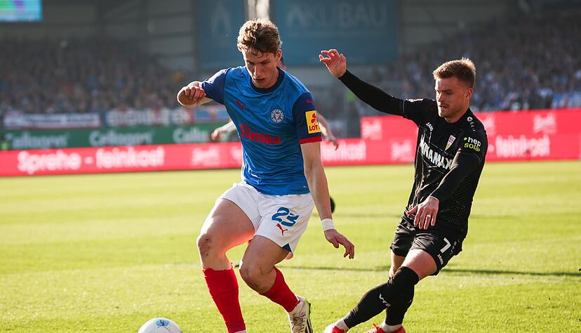 Kiels Lasse Rosenboom (l) und Stuttgarts Maximilian Mittelst&auml;dt im Kampf um den Ball.