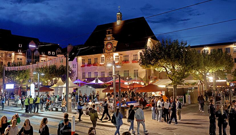 Der Heilbronner Marktplatz steht nach zwei Jahren Pause wieder ganz im Zeichen des Weindorfs. Insgesamt gibt es wegen weniger Ständen und Bühnen mehr Platz − aber nicht immer und überall.