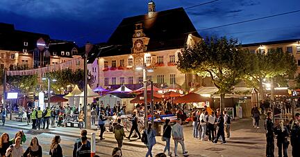 Der Heilbronner Marktplatz steht nach zwei Jahren Pause wieder ganz im Zeichen des Weindorfs. Insgesamt gibt es wegen weniger Ständen und Bühnen mehr Platz − aber nicht immer und überall.
Foto: Ralf Seidel