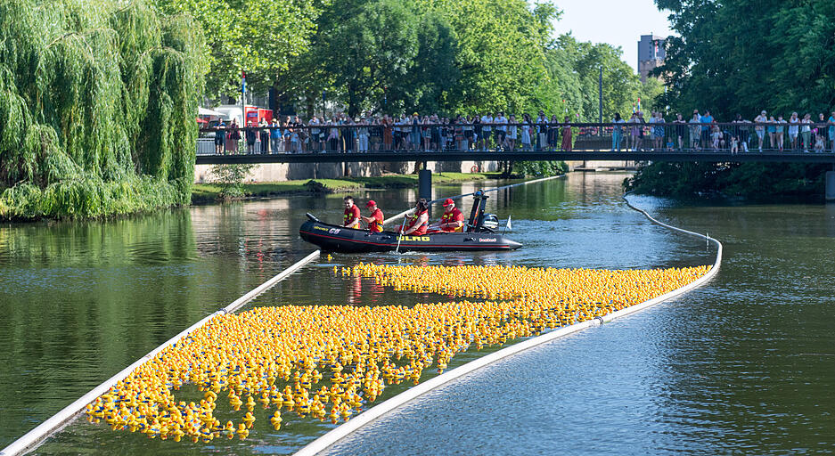 Die 5000 Quietscheentchen beim Heilbronner Entenrennen auf dem Weg von der Friedrich-Ebert-Brücke zur Neckarbühne unter dem Weinpavillon. Die 5000 Quietscheentchen beim Heilbronner Entenrennen auf dem Weg von der Friedrich-Ebert-Brücke zur Neckarbühne unter dem Weinpavillon.