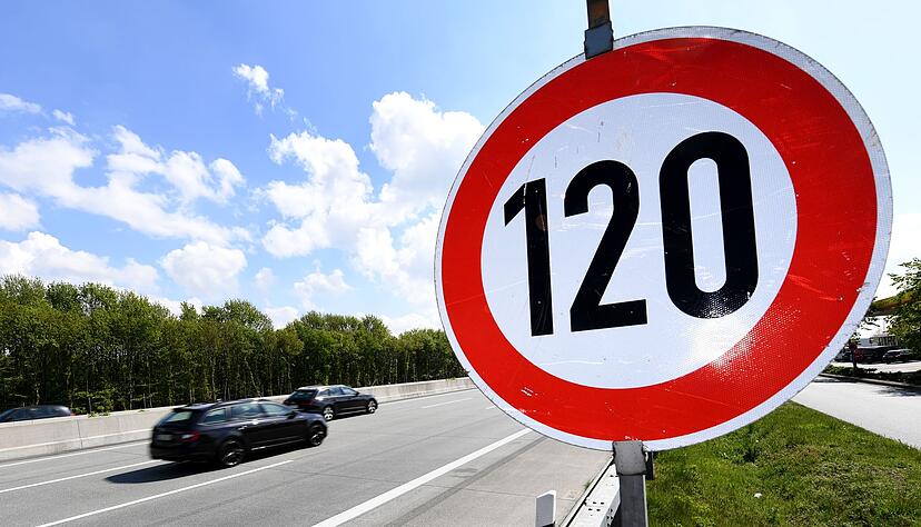 Nicht versteckt von B&auml;umen oder B&uuml;schen: Dieses Tempolimit-Schild ist gut erkennbar.