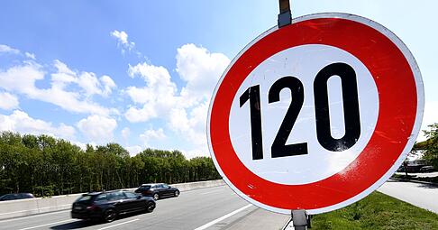 Nicht versteckt von B&auml;umen oder B&uuml;schen: Dieses Tempolimit-Schild ist gut erkennbar.