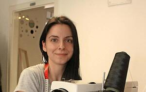 Roula Natsika ist mit ihrer &Auml;nderungsschneiderei umgezogen.