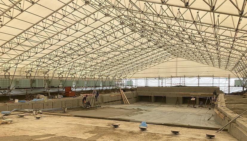 Das Zelt über dem Wellenbecken erinnert an das Oktoberfest. Doch gefeiert wird im Rappsodie-Freibad frühestens im Juli, wenn die Arbeiten beendet sind.